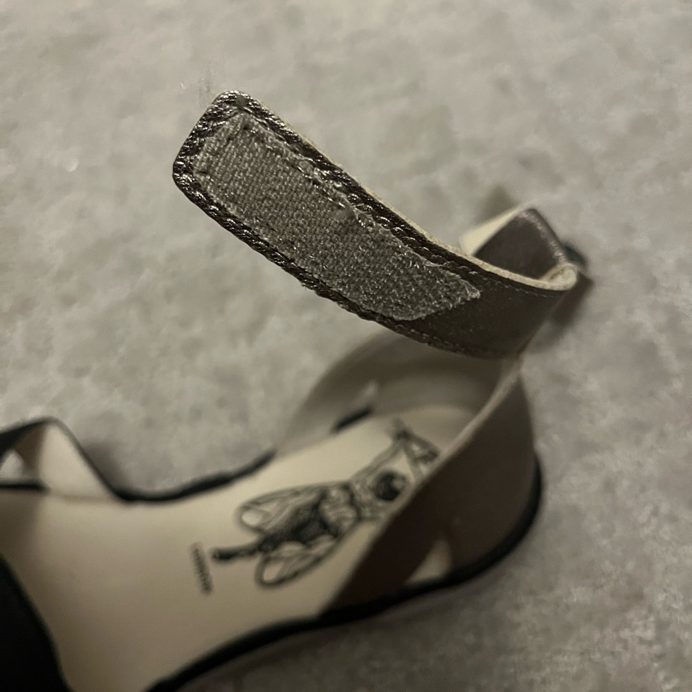 NWT London Fly Sandals - Picture 6 of 8